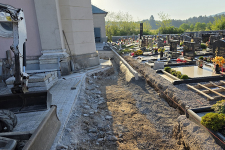 Tlakovanje ob cerkvi in žarnem zidu v Begunjah Foto Boštjan Otoničar (4)